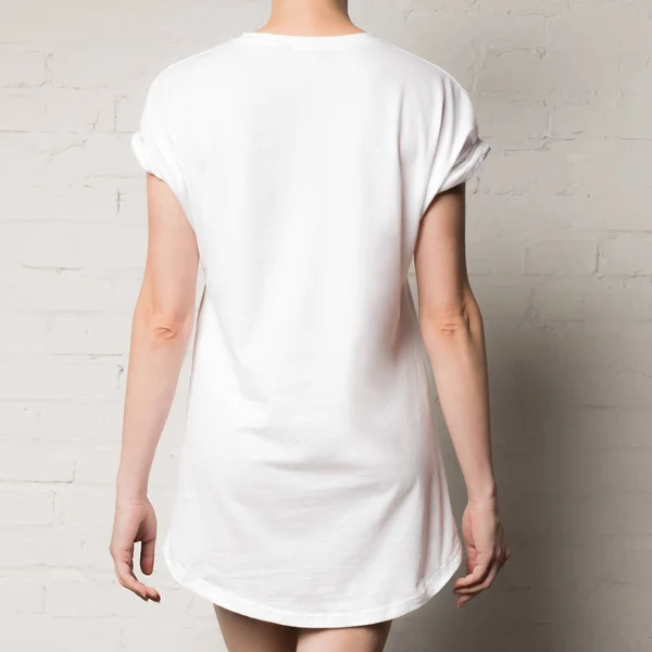 Femme en t-shirt blanc vierge — Photo