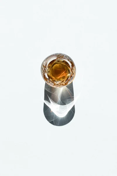 Whisky in vetro con ombra — Foto Stock
