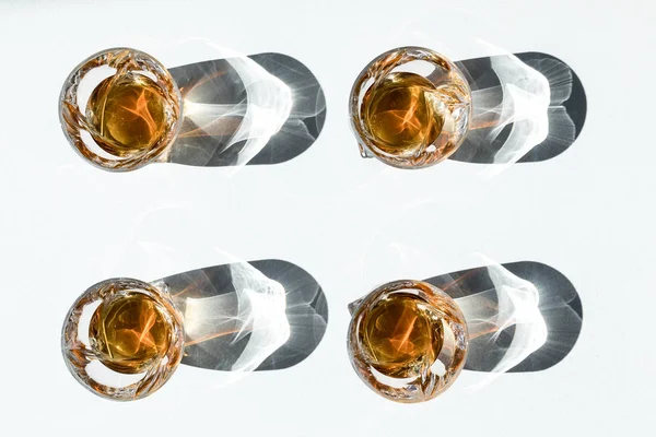 Bourbon in glazen met schaduwen — Stockfoto