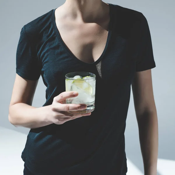 Woman drinking gin tonic — Stock Photo, Image