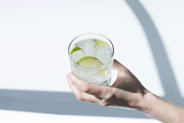 Person holding glass with cocktail — Stock Photo, Image