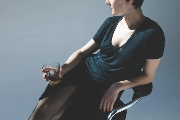 Giovane donna bere whisky — Foto Stock
