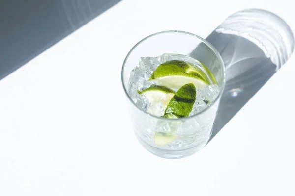 Gin tonic koktajl — Zdjęcie stockowe