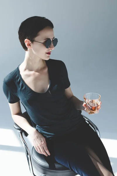 Woman drinking whiskey — Stock Photo, Image