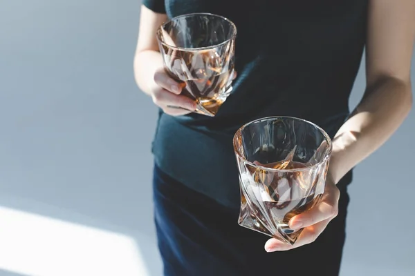 Person holding glasses with brandy — Stock Photo, Image