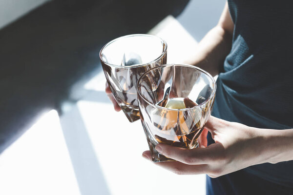 человек с бокалами коньяка
 