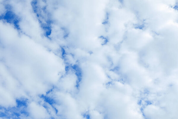 тучи на голубом небе