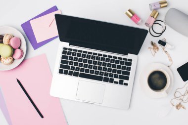 Dizüstü bilgisayarı olan modern işyeri