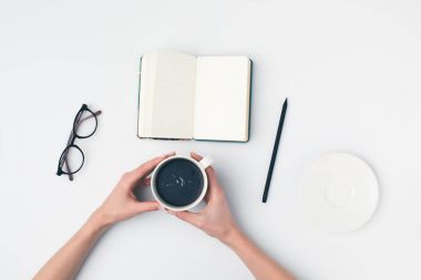 Bir fincan kahveli kadın.