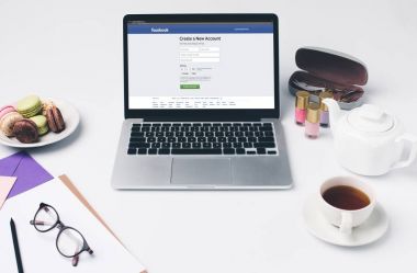 İşyerinde Web sitesi facebook ile dizüstü bilgisayar