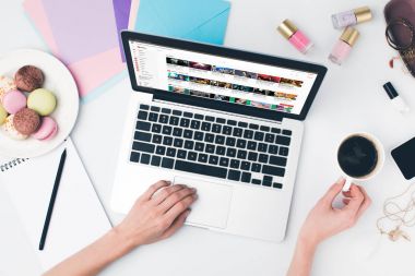 youtube Web sitesinde çalışma alanı ile dizüstü bilgisayar