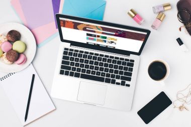 Çalışma Alanı sitesinde shutterstock ile dizüstü bilgisayar