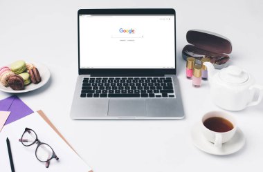 google Web sitesinde çalışma alanı ile dizüstü bilgisayar