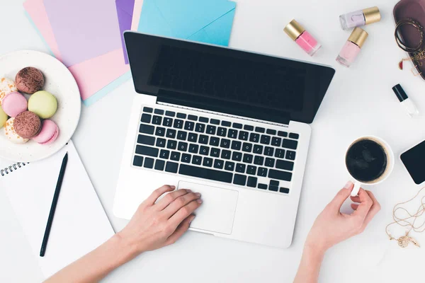 Vrouw met laptop — Stockfoto