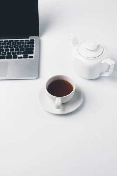 Tasse Tee und Laptop — Stockfoto