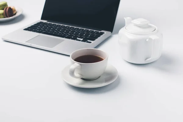 Cup of tea and laptop — Stock Photo, Image