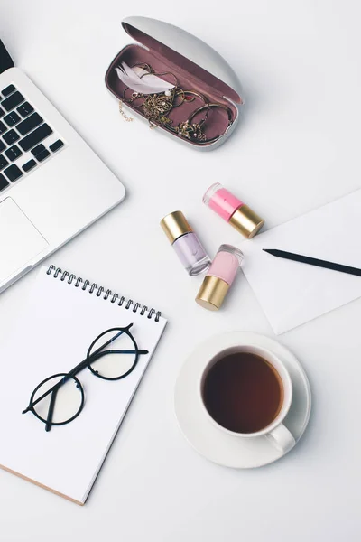 Moderno lugar de trabajo femenino con portátil — Foto de Stock