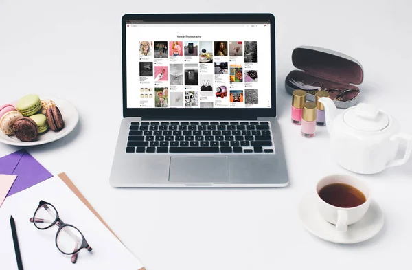 Laptop con sito web pinterest sul posto di lavoro — Foto Stock