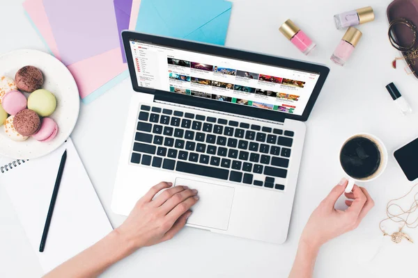 Laptop with youtube website at workplace — Stock Photo, Image