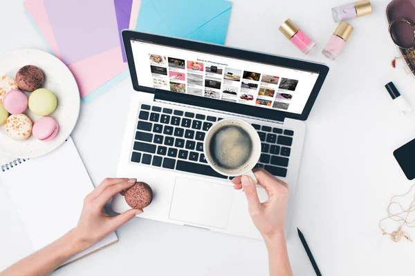 Mujer bebiendo café con macarrón —  Fotos de Stock