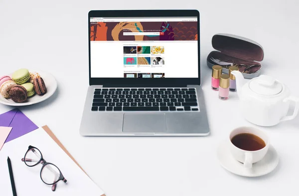 Laptop med Shutterstocks hemsida på arbetsplatsen — Stockfoto