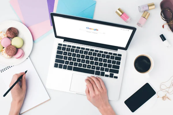 Woman using laptop — Stock Photo, Image