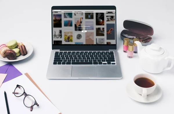 Bærbar PC med flickr hjemmeside på arbeidsplassen – stockfoto