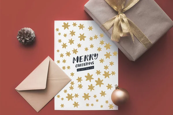 Tarjeta de Navidad con regalo — Foto de Stock