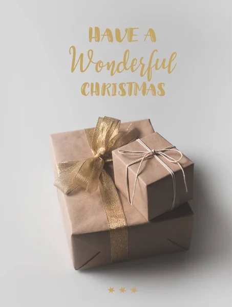 Kraft kağıt içinde Noel hediyeleri — Ücretsiz Stok Fotoğraf