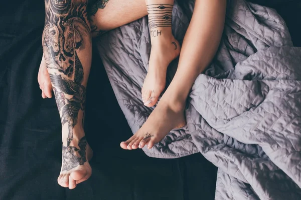 Татуированная пара в постели — стоковое фото