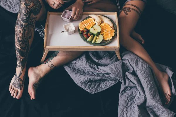 Coppia che fa colazione insieme — Foto Stock