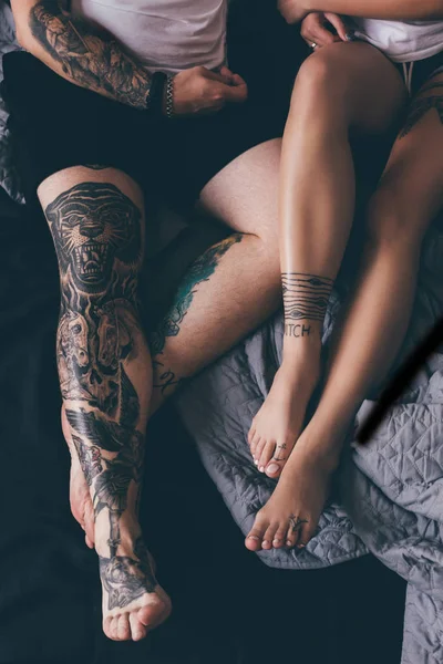 Tatuerade par i sängen — Stockfoto