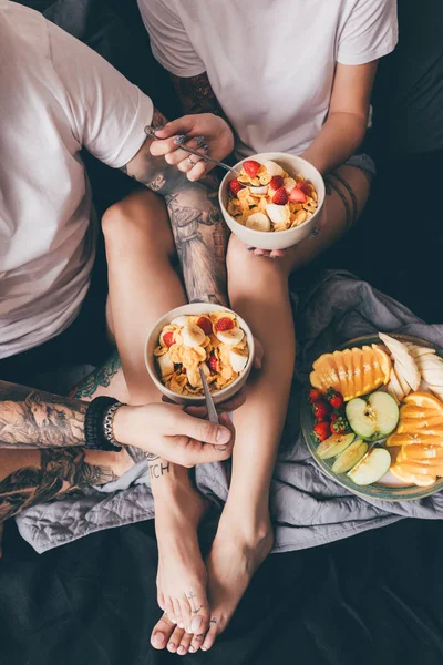 Cuplu cu mic dejun sănătos în pat — Fotografie, imagine de stoc