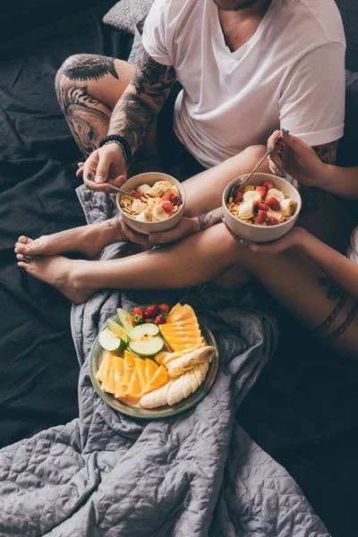 Couple having healthy breakfast in bed — Stock Photo, Image