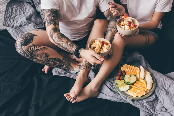 Couple having healthy breakfast in bed — Stock Photo, Image