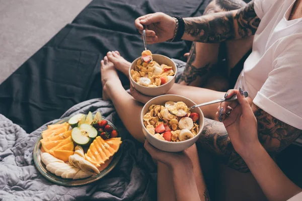 Couple having healthy breakfast in bed — Stock Photo, Image