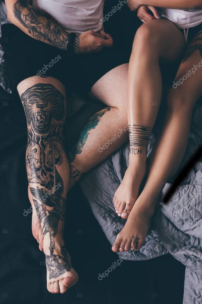 Парочка в татуировках занимаются сексом