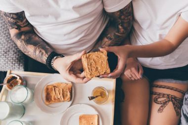 Çift yatakta tost yemek