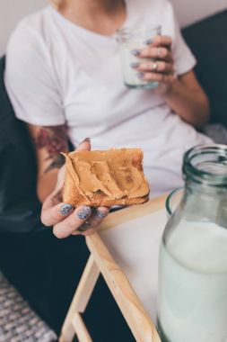 Kahvaltıda kızarmış ekmek yiyen Kadın