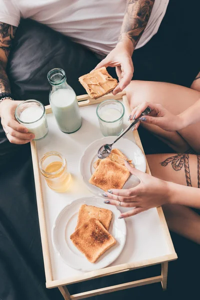 Cuplu luând micul dejun împreună în pat — Fotografie, imagine de stoc