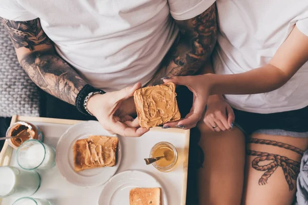 Çift yatakta tost yemek — Stok fotoğraf