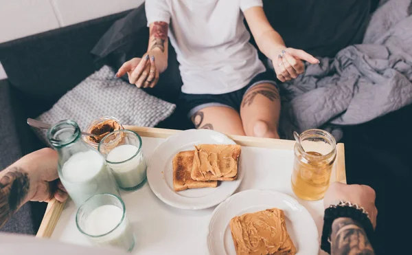 Homem com café da manhã na cama para namorada — Fotografia de Stock
