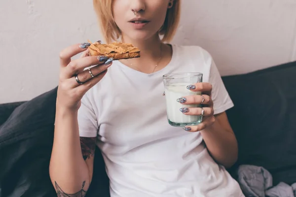 Mujer comiendo tostadas para el desayuno — Foto de Stock