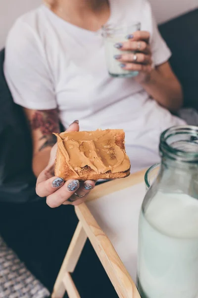 Frau isst Toast zum Frühstück — Stockfoto