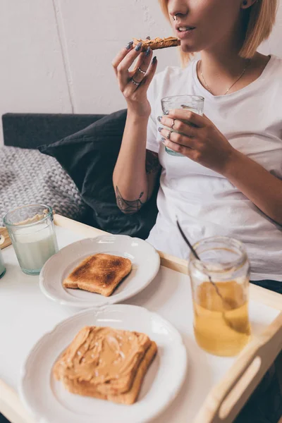 Женщина ест тосты на завтрак — стоковое фото