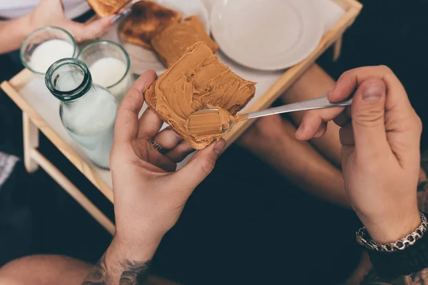 Çift yatakta tost yemek — Stok fotoğraf