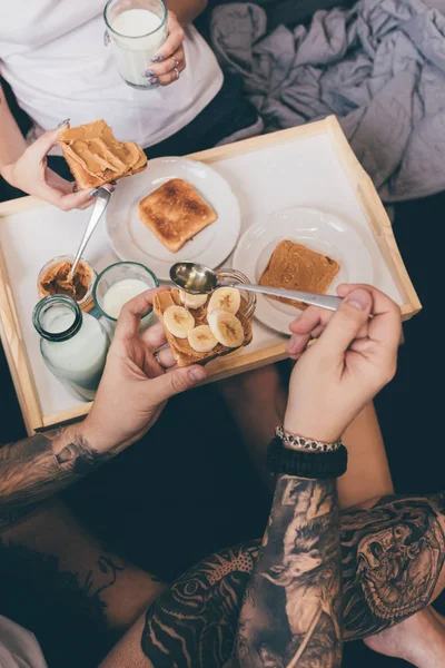 Paar isst Toasts im Bett — Stockfoto