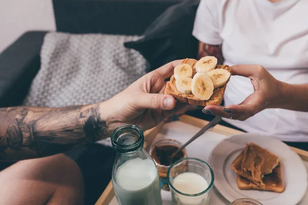 Paar isst Toasts im Bett — Stockfoto