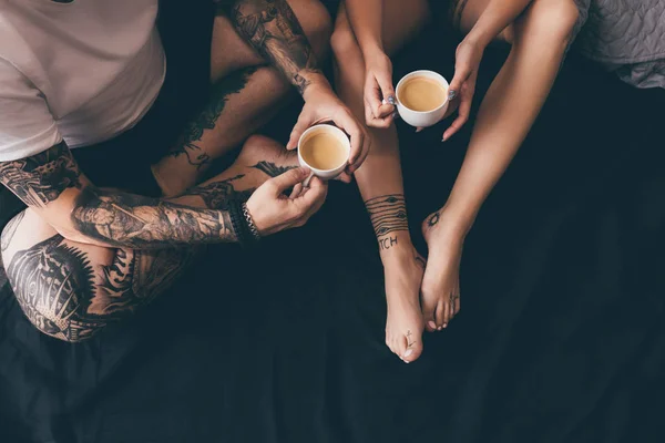 Couple avec tasses de café au lit — Photo