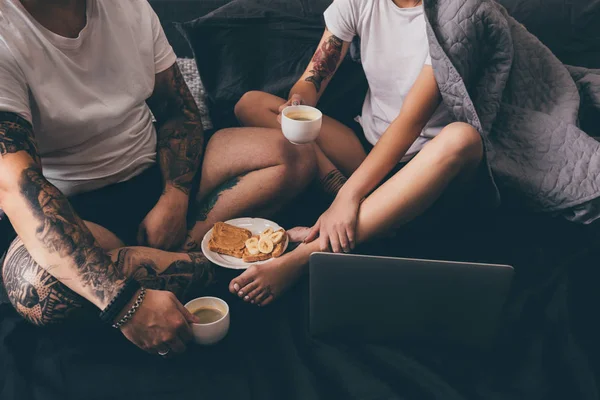 Pareja bebiendo café en la cama por la mañana —  Fotos de Stock